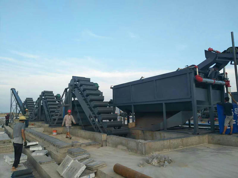 洗沙設(shè)備生產(chǎn)線現(xiàn)場(chǎng)